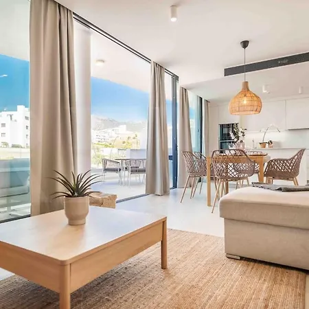 Apartment Spacious Gem With Terrace, Bbq And Pool Rems *