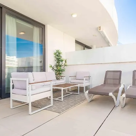 Apartment Spacious Gem With Terrace, Bbq And Pool Rems