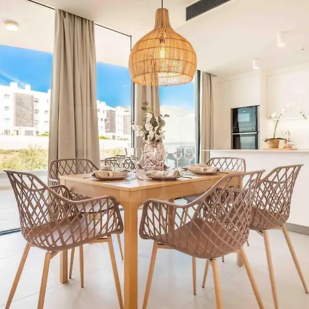 Apartment Spacious Gem With Terrace, Bbq And Pool Rems *