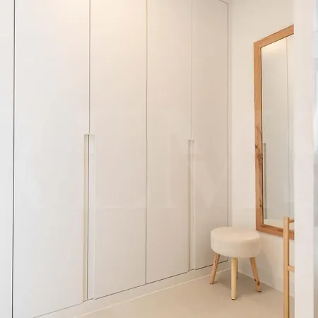 Spacious Gem With Terrace, Bbq And Pool Rems Apartment *