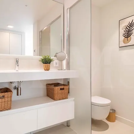 Apartment Spacious Gem With Terrace, Bbq And Pool Rems