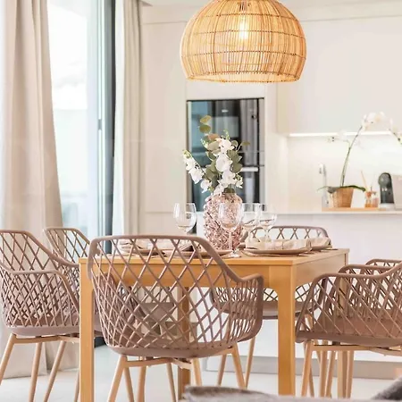 Apartment Spacious Gem With Terrace, Bbq And Pool Rems